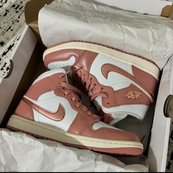 Nike jordans Shoes - Women’s Jordan 1 Mid SE🦋